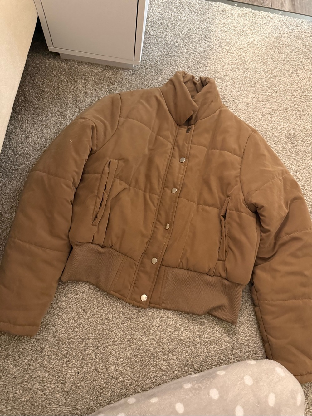 PrettyLittleThing Cropped Puffer Jacket in Tan